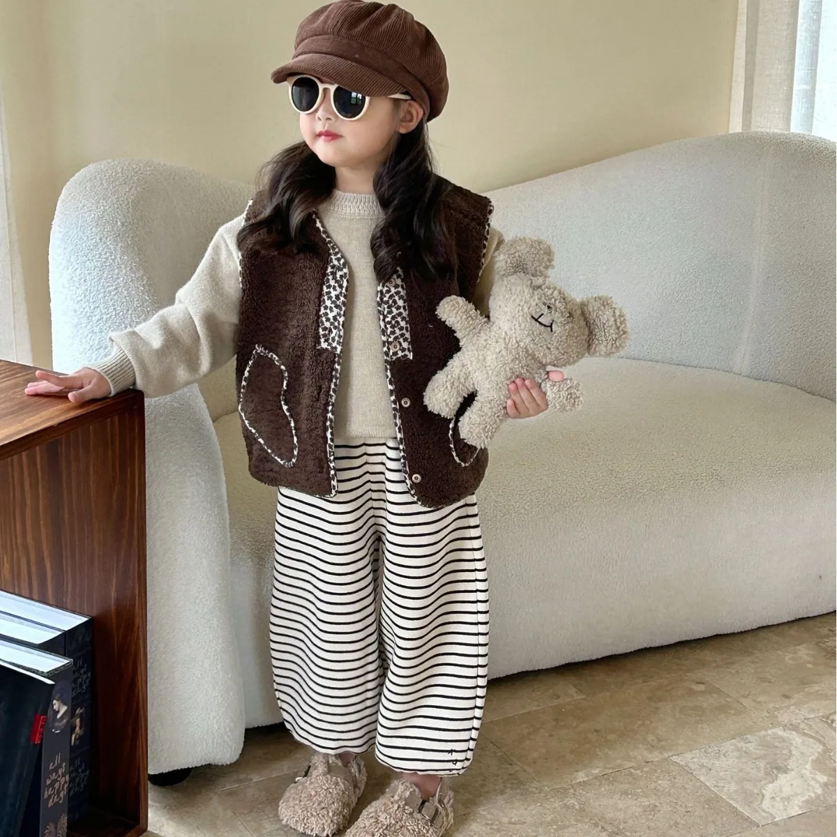 Корейский Зимний комплект одежды из 3 предметов для девочек 2023 года, Однотонный свитер, Флисовые брюки в полоску, Шерстяной жилет с карманом для любви, пальто, одежда для девочек