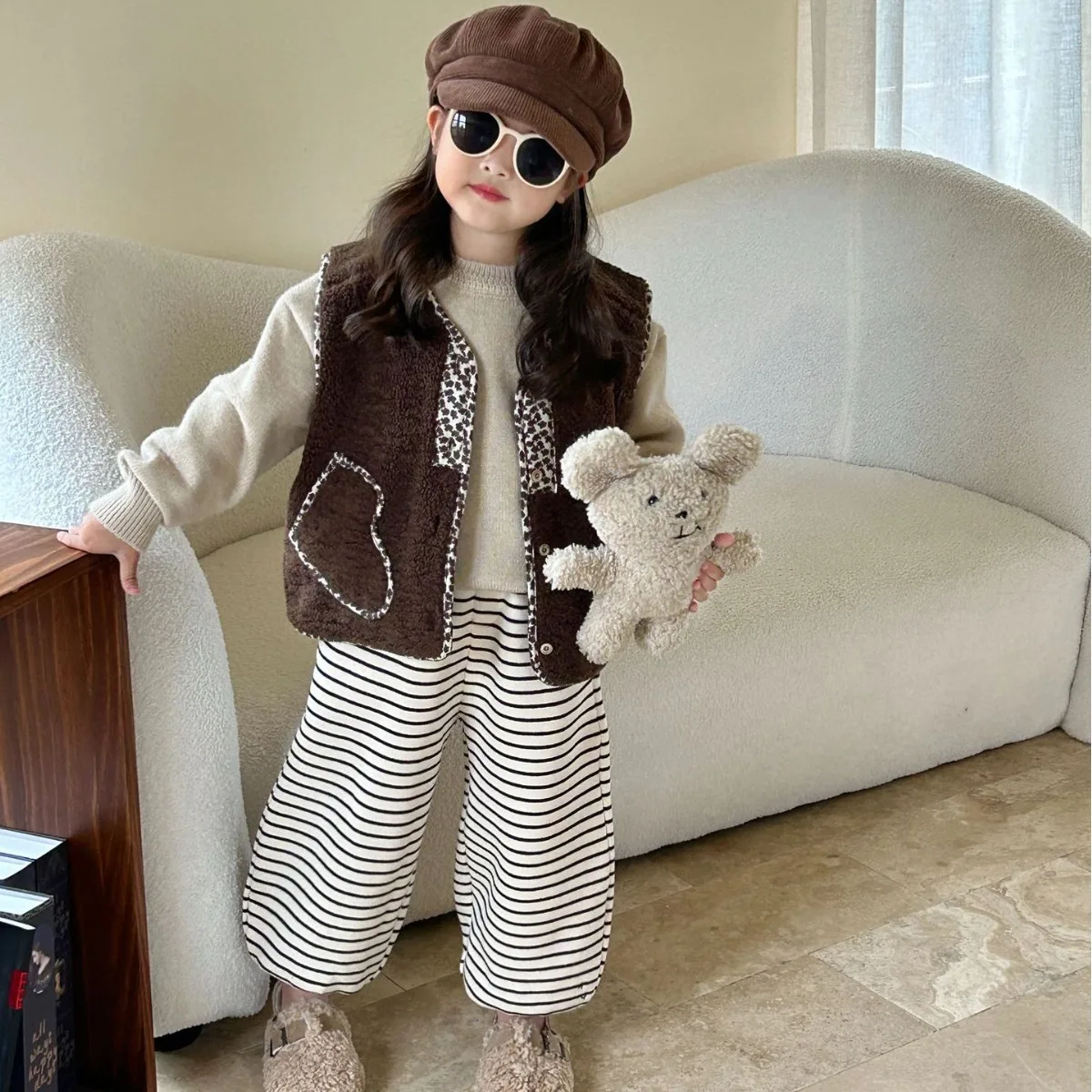 Корейский Зимний комплект одежды из 3 предметов для девочек 2023 года, Однотонный свитер, Флисовые брюки в полоску, Шерстяной жилет с карманом для любви, пальто, одежда для девочек