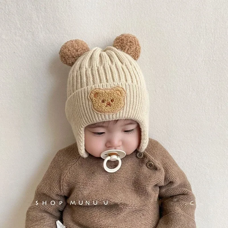Детская шерстяная шапка, шапка для защиты ушей с милым медвежонком, детская зимняя утолщенная и теплая вязаная шапка Корейского производства