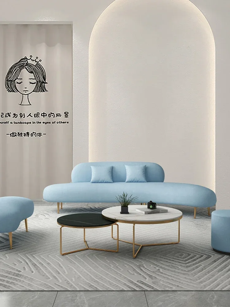 Салон красоты магазина модной тканевой одежды получает малогабаритный диван для гостиной с легкой роскошью и простым стилем.