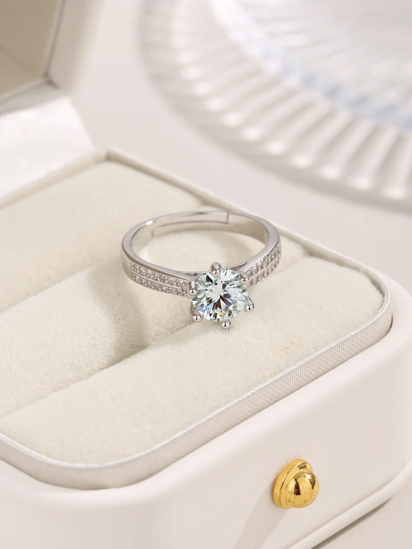 Оптовая цена Очаровательное кольцо из чистого серебра 925 пробы с цирконом в виде шести когтей, элегантный шикарный стиль для женщин