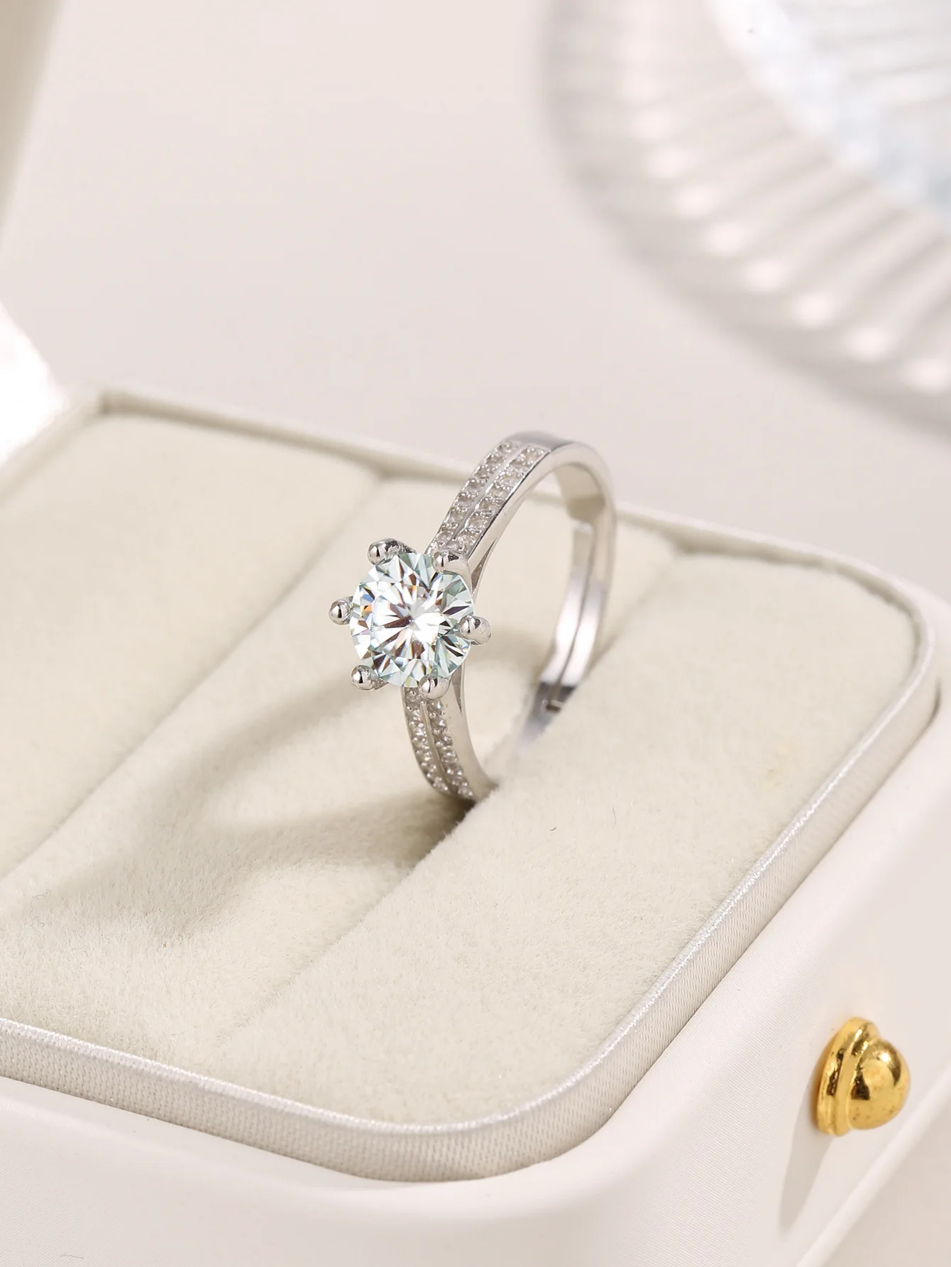 Оптовая цена Очаровательное кольцо из чистого серебра 925 пробы с цирконом в виде шести когтей, элегантный шикарный стиль для женщин