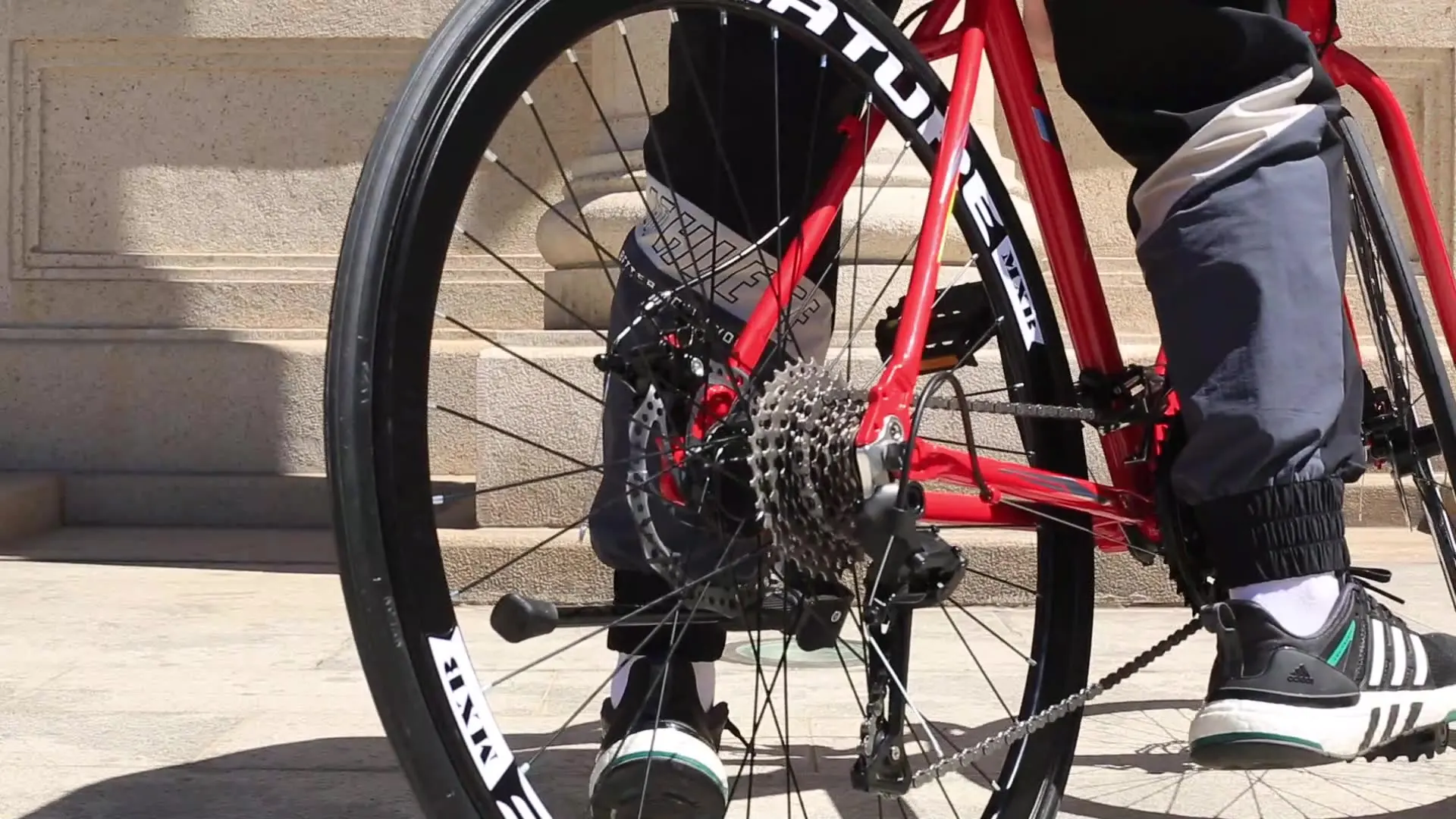 Дорожный велосипед из алюминиевого сплава для мужчин и женщин, прямой руль, 33-скоростной гоночный велосипед