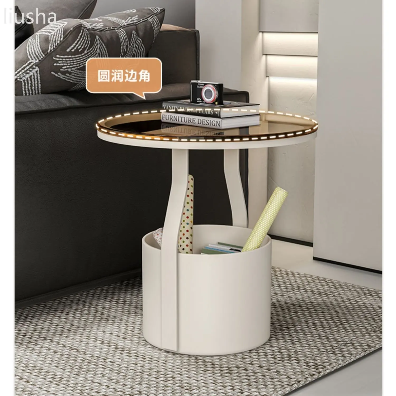 Небольшой журнальный столик в гостиной, итальянский минималистский диван в спальне, круглая прикроватная тумбочка, полка для хранения мебели в гостиной